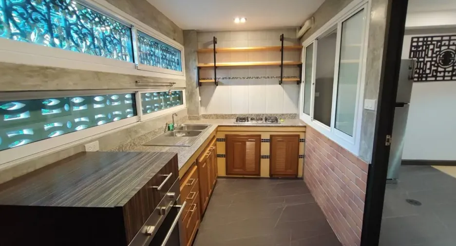 For rent 3 bedrooms townhouse in Khlong Toei, Bangkok