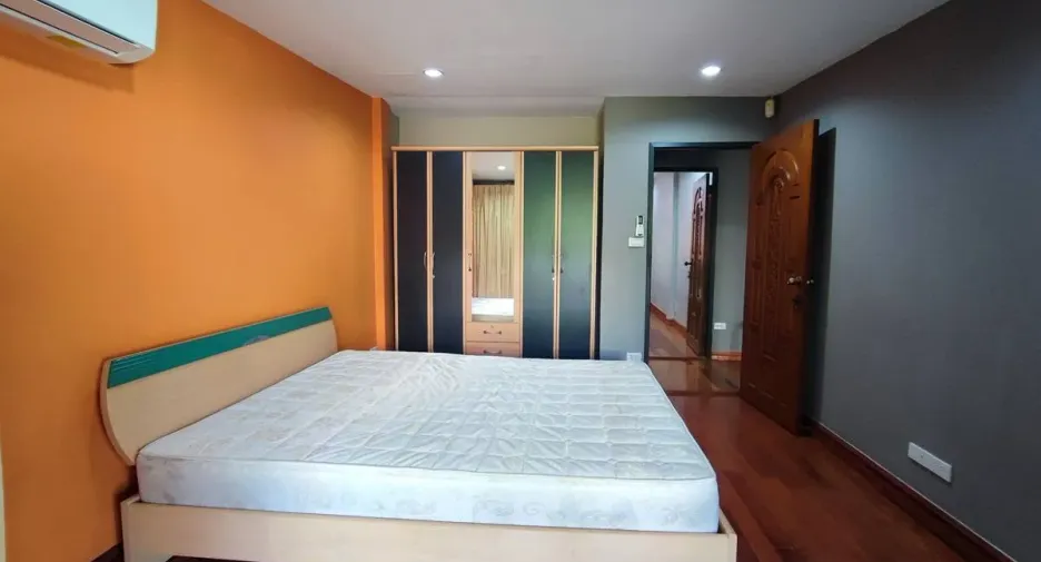 For rent 3 bedrooms townhouse in Khlong Toei, Bangkok