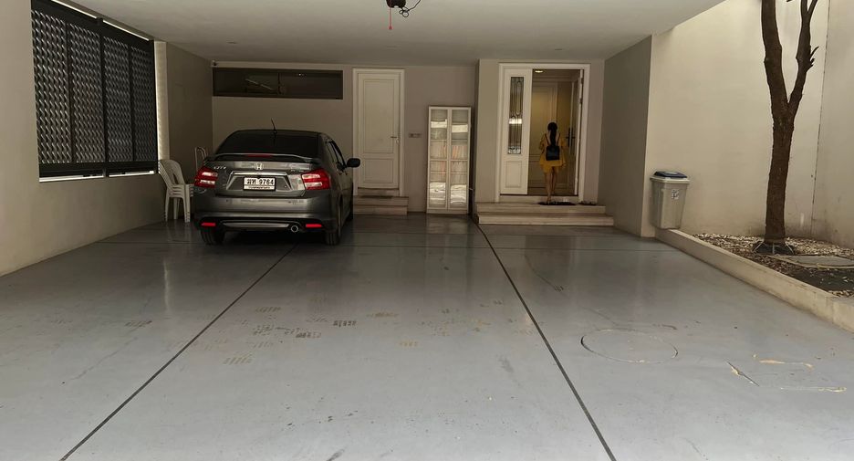 For rent and for sale 3 bedrooms townhouse in Watthana, Bangkok