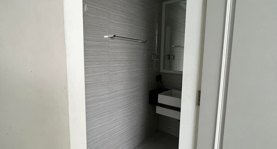 For rent and for sale 3 bedrooms townhouse in Watthana, Bangkok
