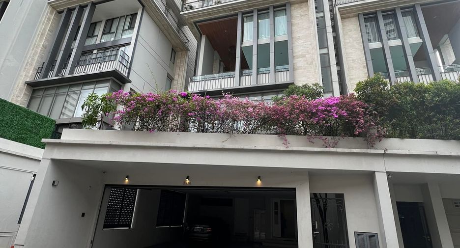 For rent and for sale 3 bedrooms townhouse in Watthana, Bangkok