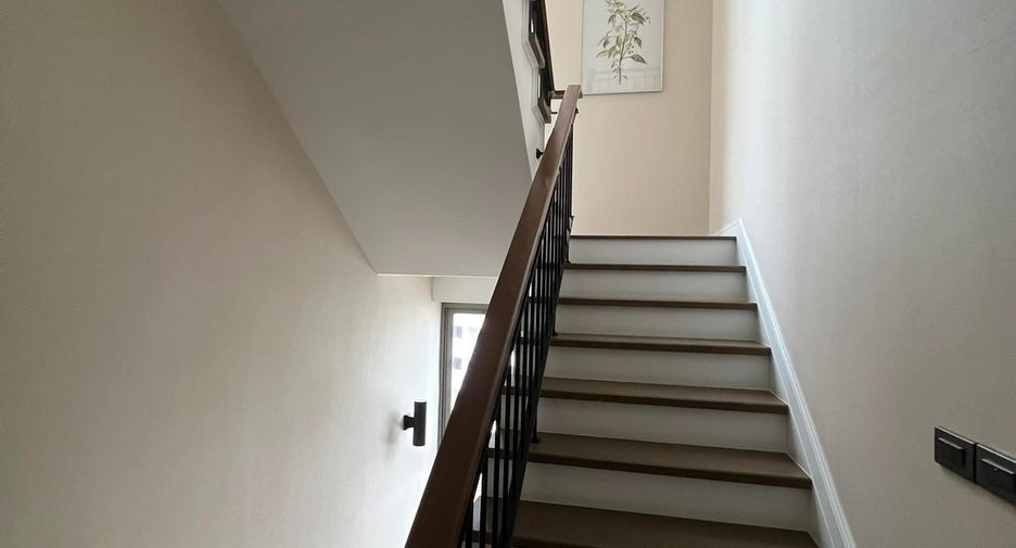 For rent and for sale 3 bedrooms townhouse in Watthana, Bangkok