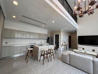 Casa adosada en alquiler y en venta de 3 habitaciones en Watthana, Bangkok