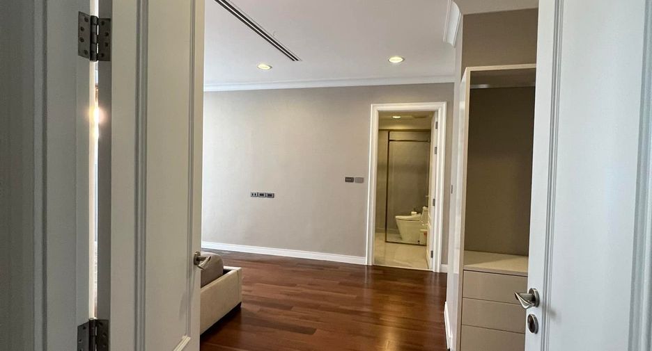 For rent and for sale 3 bedrooms townhouse in Watthana, Bangkok