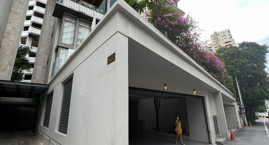 For rent and for sale 3 bedrooms townhouse in Watthana, Bangkok