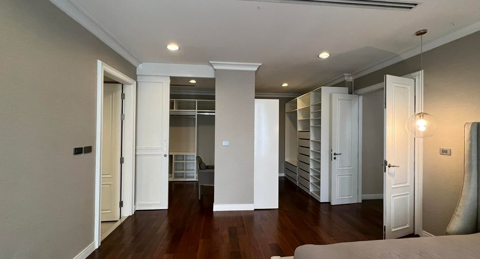 For rent and for sale 3 bedrooms townhouse in Watthana, Bangkok