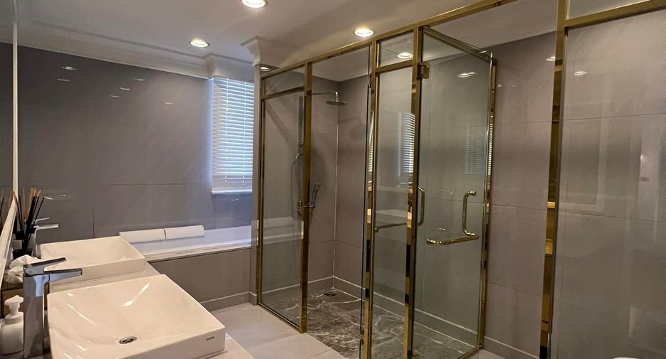 For rent and for sale 3 bedrooms townhouse in Watthana, Bangkok