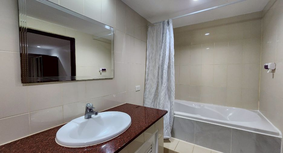 For rent 3 bedrooms condo in Watthana, Bangkok