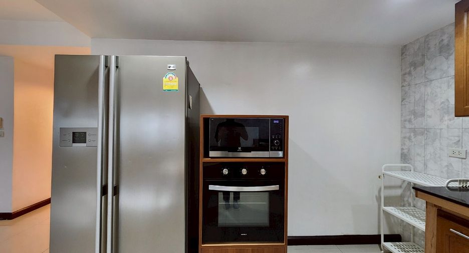 For rent 3 bedrooms condo in Watthana, Bangkok