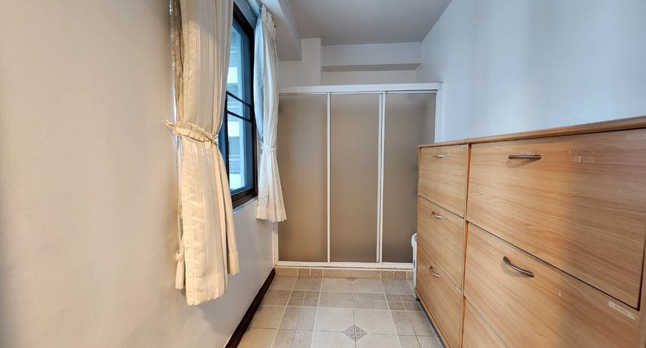 For rent 3 bedrooms condo in Watthana, Bangkok