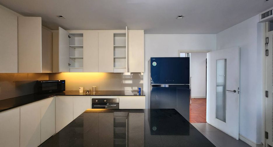 For rent 4 bedrooms condo in Khlong Toei, Bangkok