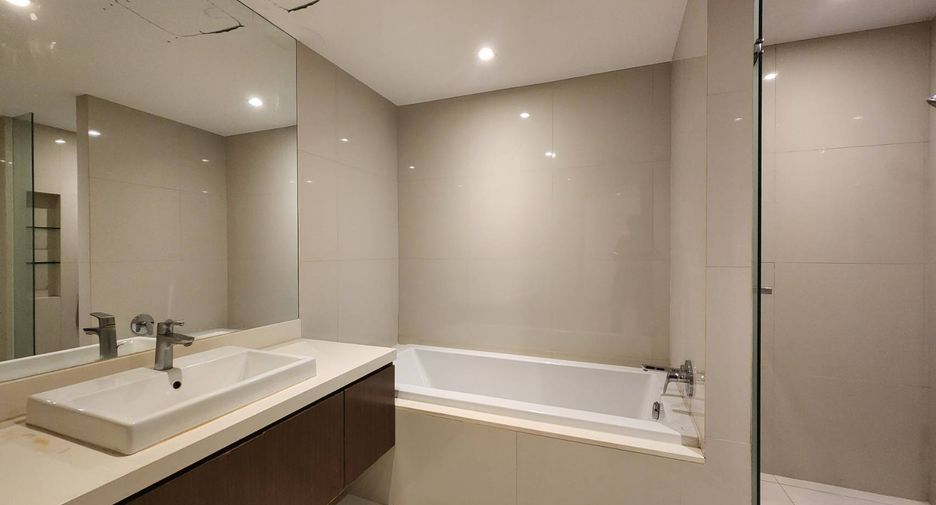 For rent 4 bedrooms condo in Khlong Toei, Bangkok
