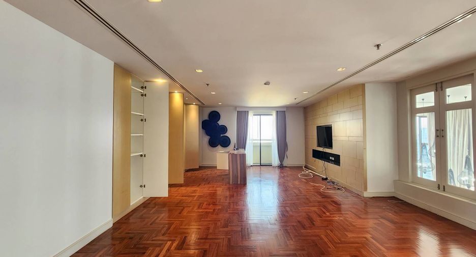 For rent 4 bedrooms condo in Khlong Toei, Bangkok