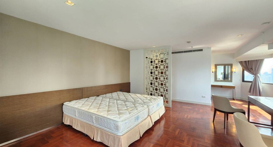 For rent 4 bedrooms condo in Khlong Toei, Bangkok