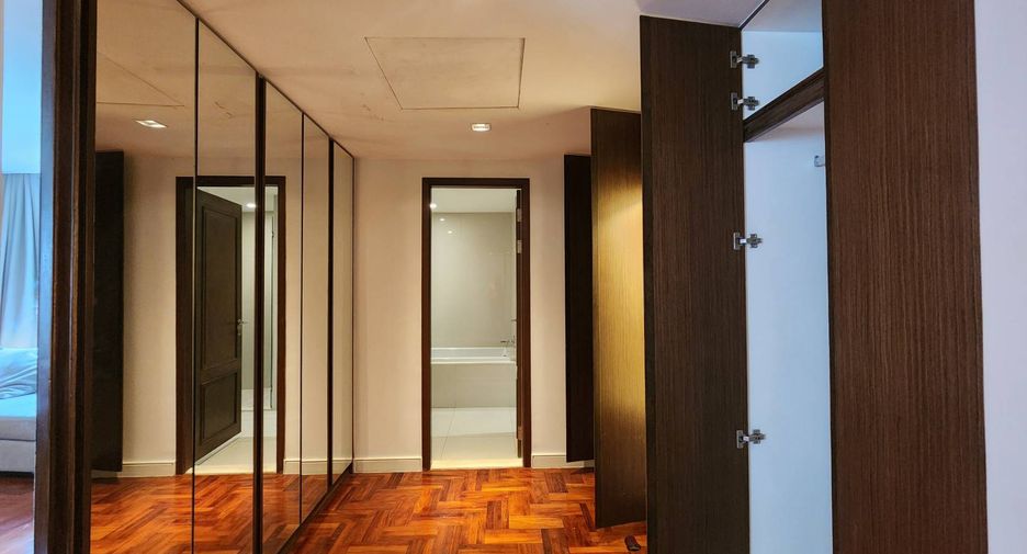 For rent 4 bedrooms condo in Khlong Toei, Bangkok