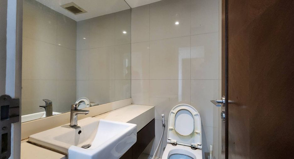 For rent 4 bedrooms condo in Khlong Toei, Bangkok