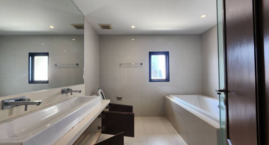 For rent 4 bedrooms condo in Khlong Toei, Bangkok