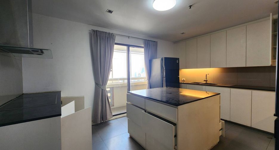 For rent 4 bedrooms condo in Khlong Toei, Bangkok