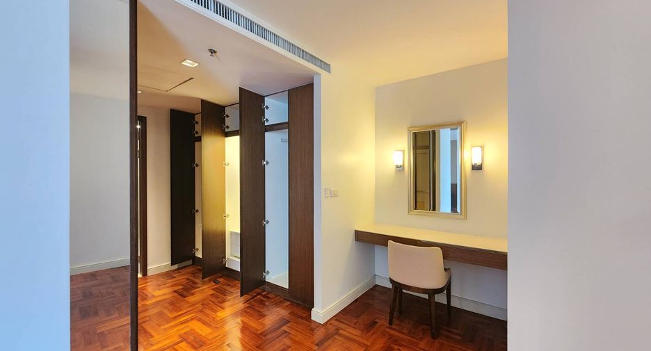 For rent 4 bedrooms condo in Khlong Toei, Bangkok