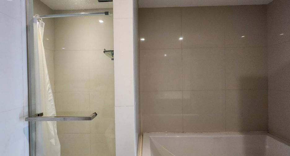 For rent 4 bedrooms condo in Khlong Toei, Bangkok