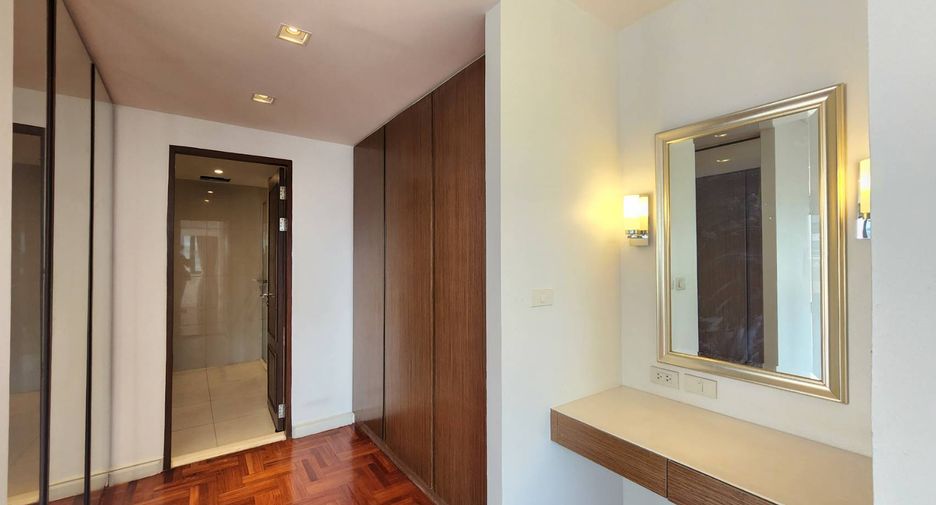 For rent 4 bedrooms condo in Khlong Toei, Bangkok