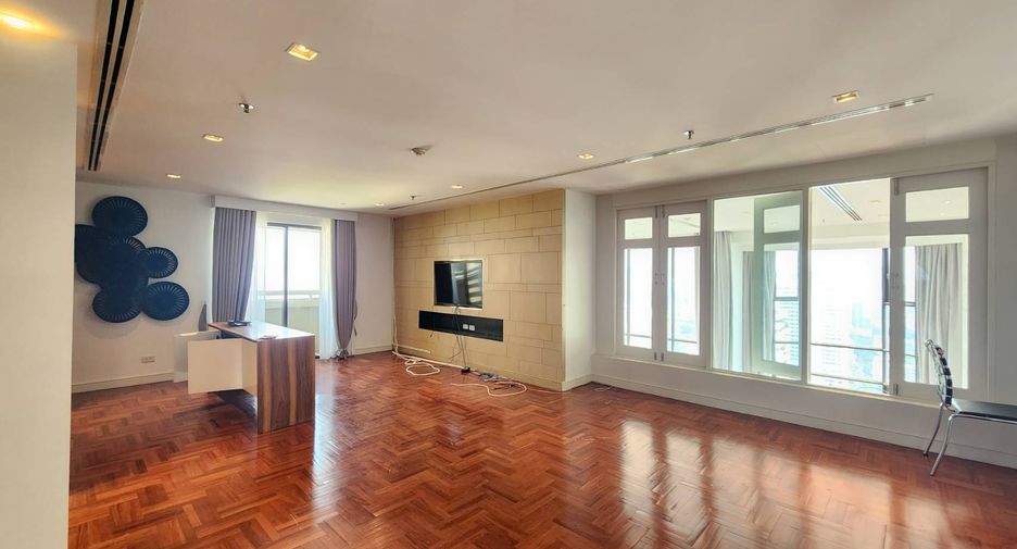For rent 4 bedrooms condo in Khlong Toei, Bangkok