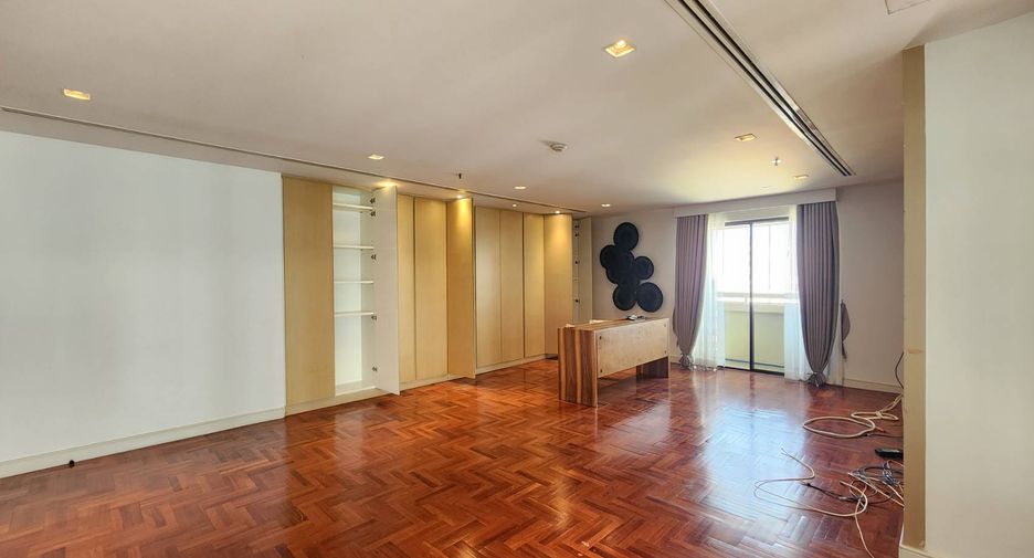 For rent 4 bedrooms condo in Khlong Toei, Bangkok