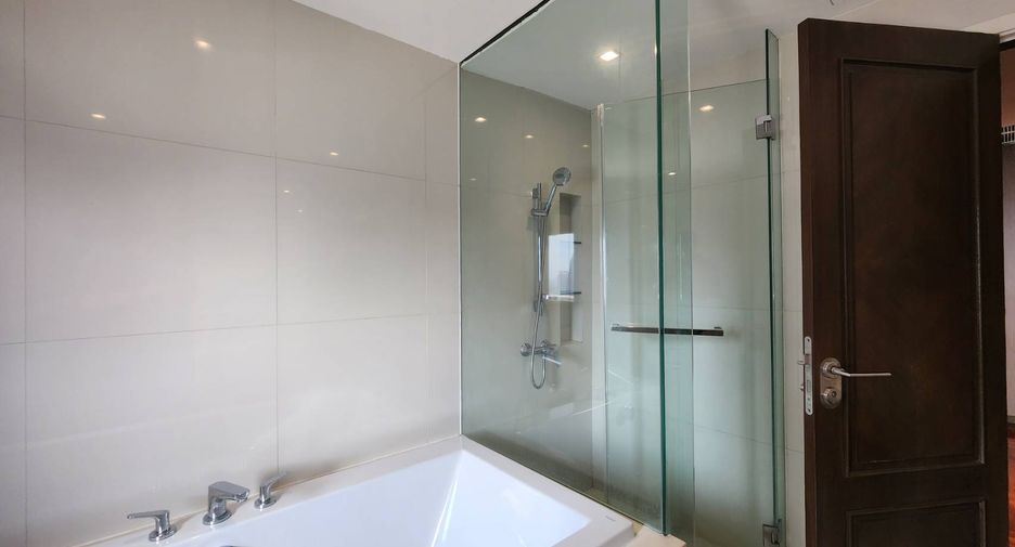 For rent 4 bedrooms condo in Khlong Toei, Bangkok