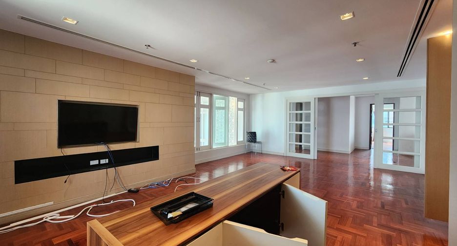 For rent 4 bedrooms condo in Khlong Toei, Bangkok