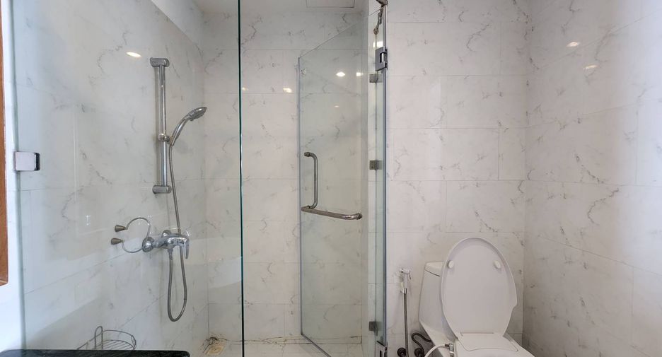 For rent 3 bedrooms condo in Watthana, Bangkok