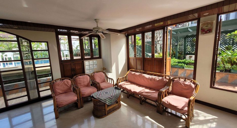 À louer 3 chambres condo à Khlong Toei, Bangkok