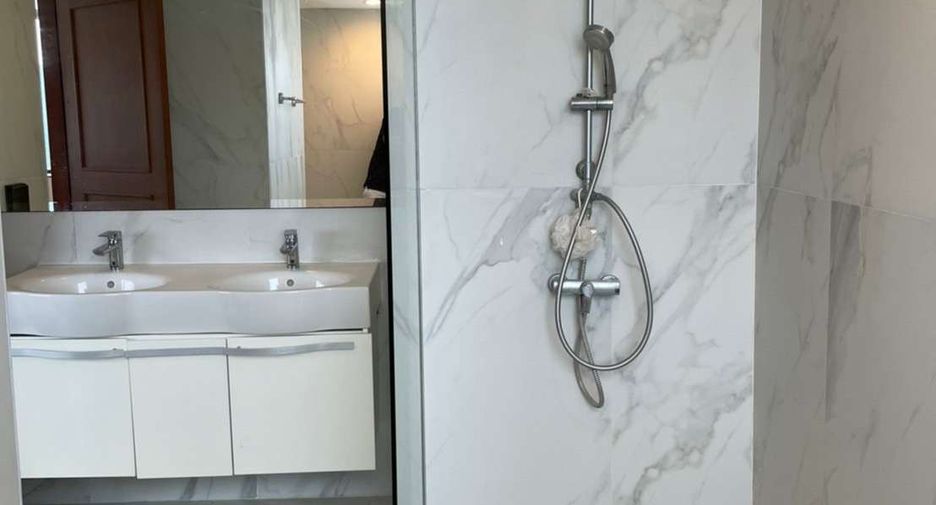 For rent 3 bedrooms condo in Khlong Toei, Bangkok