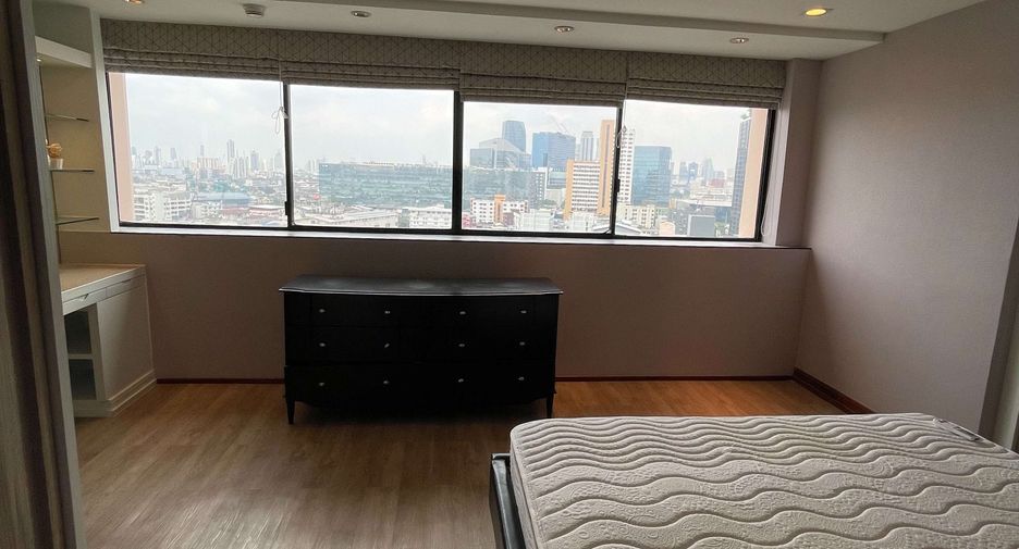 For rent 3 bedrooms condo in Khlong Toei, Bangkok