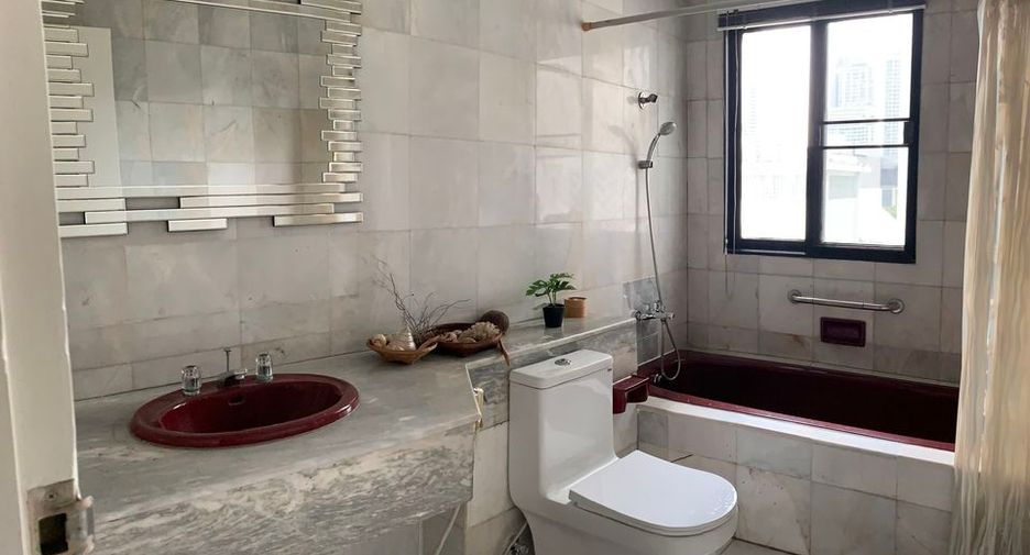 For rent 3 bedrooms condo in Watthana, Bangkok