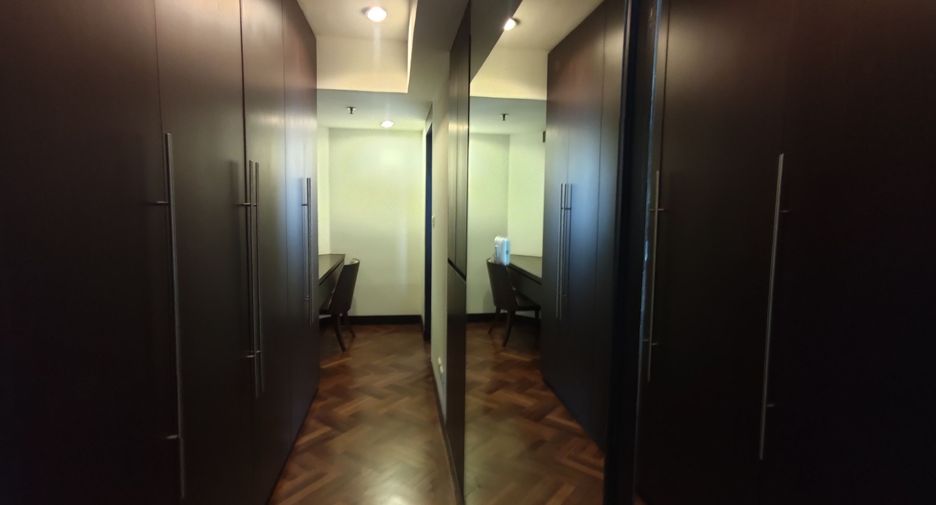 For rent 3 bedrooms condo in Khlong Toei, Bangkok