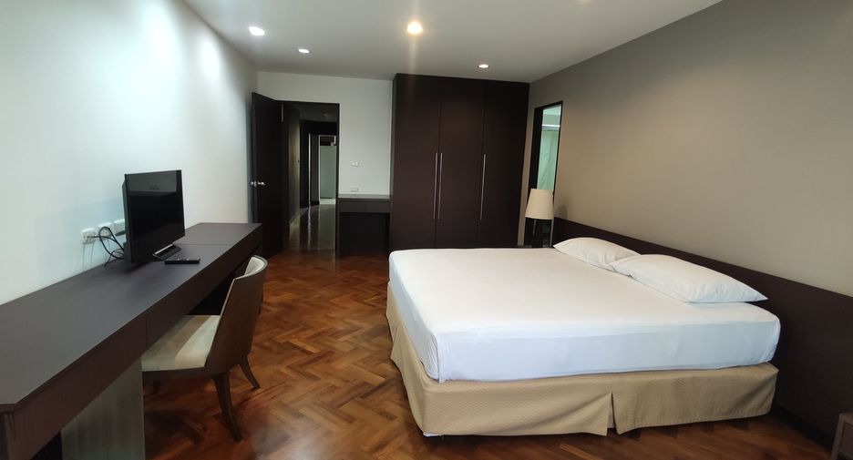 For rent 3 bedrooms condo in Khlong Toei, Bangkok