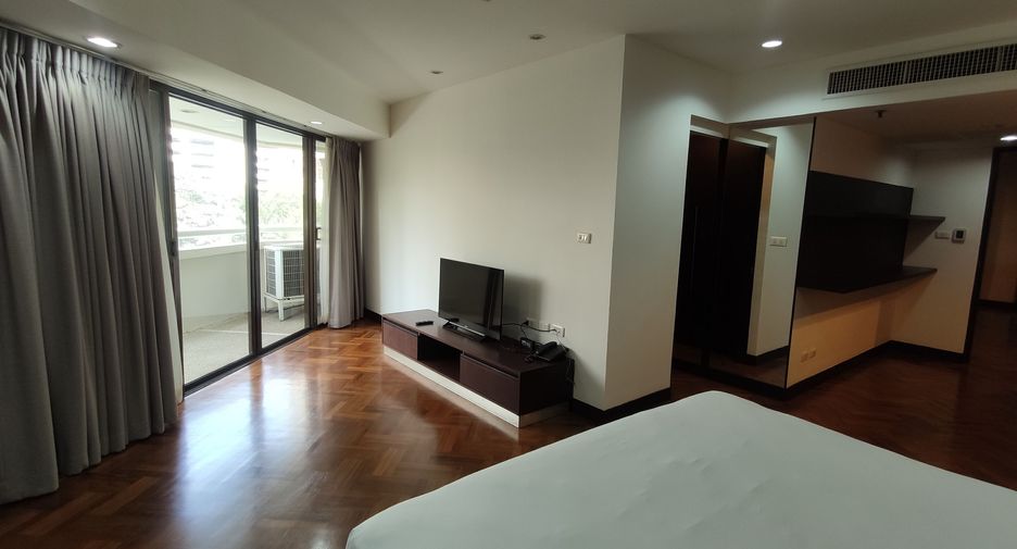 For rent 3 bedrooms condo in Khlong Toei, Bangkok