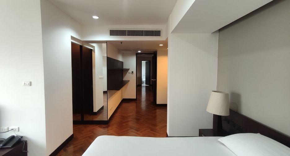 For rent 3 bedrooms condo in Khlong Toei, Bangkok