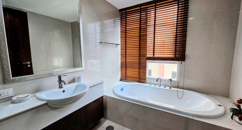 For rent 2 bedrooms condo in Watthana, Bangkok