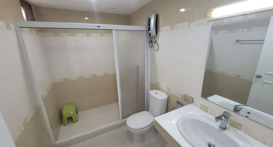 Condo en alquiler de 3 habitaciones en Watthana, Bangkok