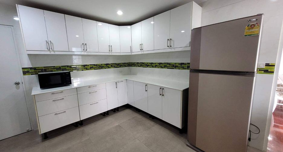 Condo en alquiler de 3 habitaciones en Watthana, Bangkok
