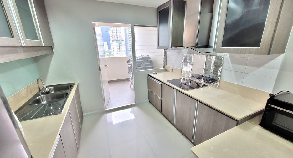 For rent 3 bedrooms condo in Watthana, Bangkok