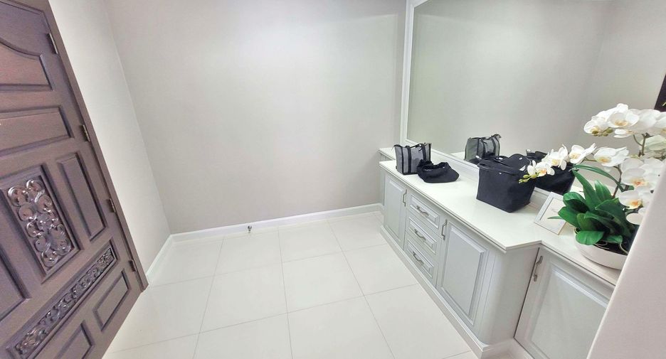 For rent 3 bedrooms condo in Watthana, Bangkok