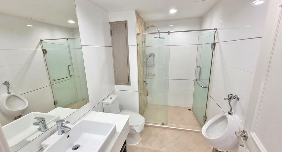 For rent 3 bedrooms condo in Watthana, Bangkok
