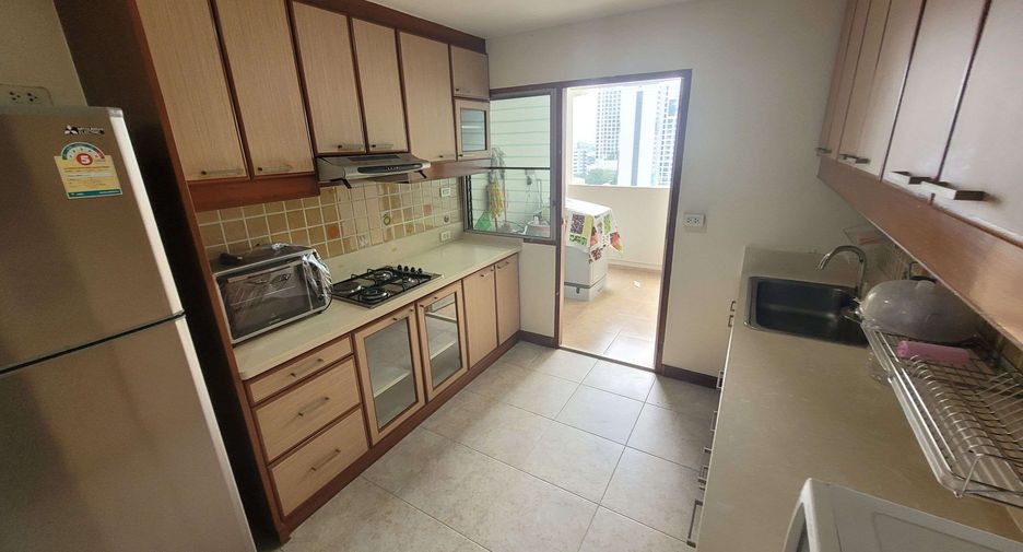 For rent 3 bedrooms condo in Watthana, Bangkok