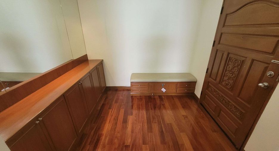 For rent 3 bedrooms condo in Watthana, Bangkok