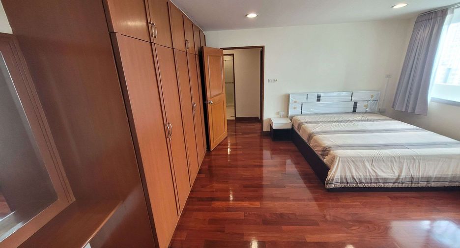 For rent 3 bedrooms condo in Watthana, Bangkok