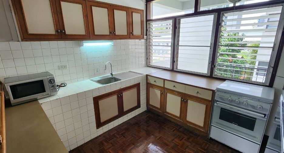 À louer 3 chambres condo à Khlong Toei, Bangkok