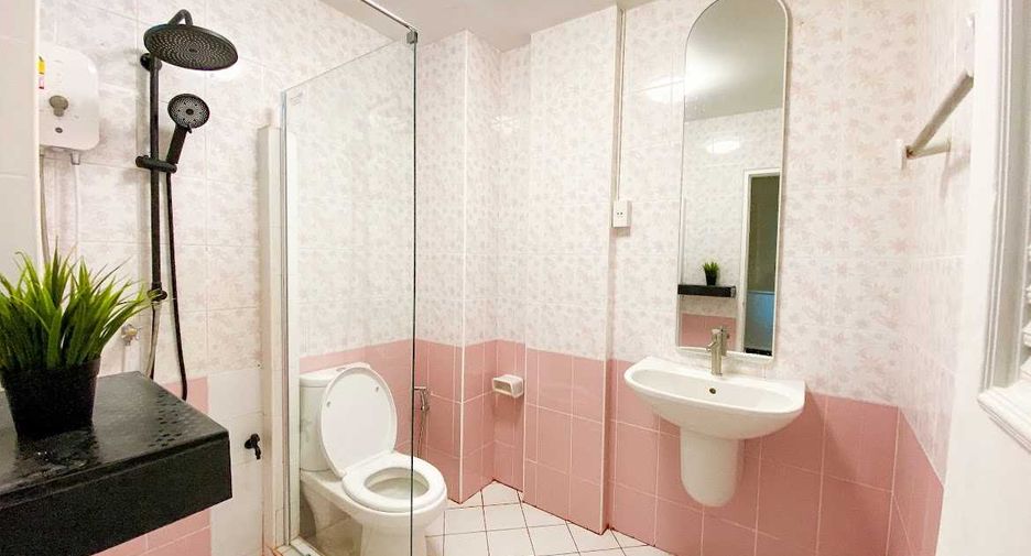 For rent and for sale 5 bedrooms townhouse in Watthana, Bangkok