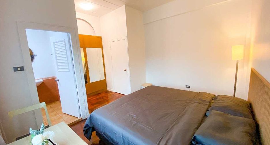 For rent and for sale 5 bedrooms townhouse in Watthana, Bangkok